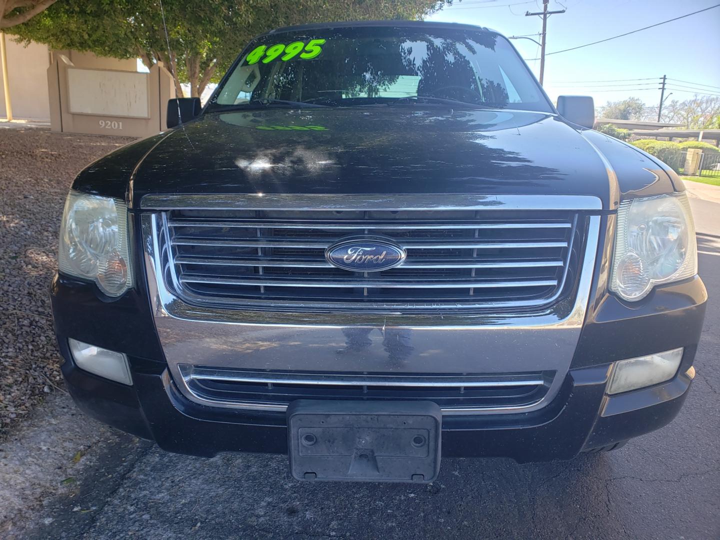 2010 /gray and black Ford Explorer xlt (1FMEU6DE6AU) with an 4.0 engine, 5-Speed Automatic transmission, located at 323 E Dunlap Ave., Phoenix, AZ, 85020, (602) 331-9000, 33.567677, -112.069000 - Photo#1